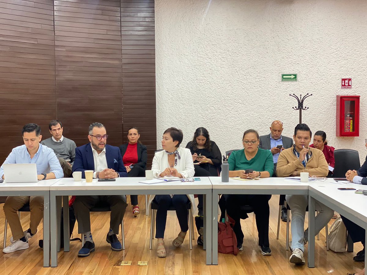 Fer_MercadoG's tweet photo. #FelizLunes ♻️

En la #QuintaColorada en @ChapultepecCDMX representantes de cámaras empresariales, organizaciones y @mroblesg, titular de @SEDEMA_CDMX, tuvimos una reunión de trabajo para presentar el 𝗥𝗲𝗴𝗹𝗮𝗺𝗲𝗻𝘁𝗼 𝗱𝗲 𝗹𝗮 𝗟𝗲𝘆 𝗱𝗲 𝗘𝗰𝗼𝗻𝗼𝗺í𝗮 𝗖𝗶𝗿𝗰𝘂𝗹𝗮𝗿 🍃 https://t.co/iE3O7xTAML