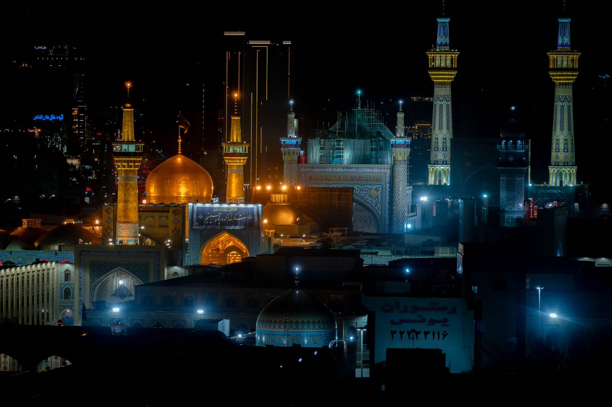 هكذا بدت هذه الليلة قبة السلطان ثامن الائمة الإمام عل بن موسى الرضا عليهما السلام
#الامام_علي_الرضا
#شكوه_شارستان