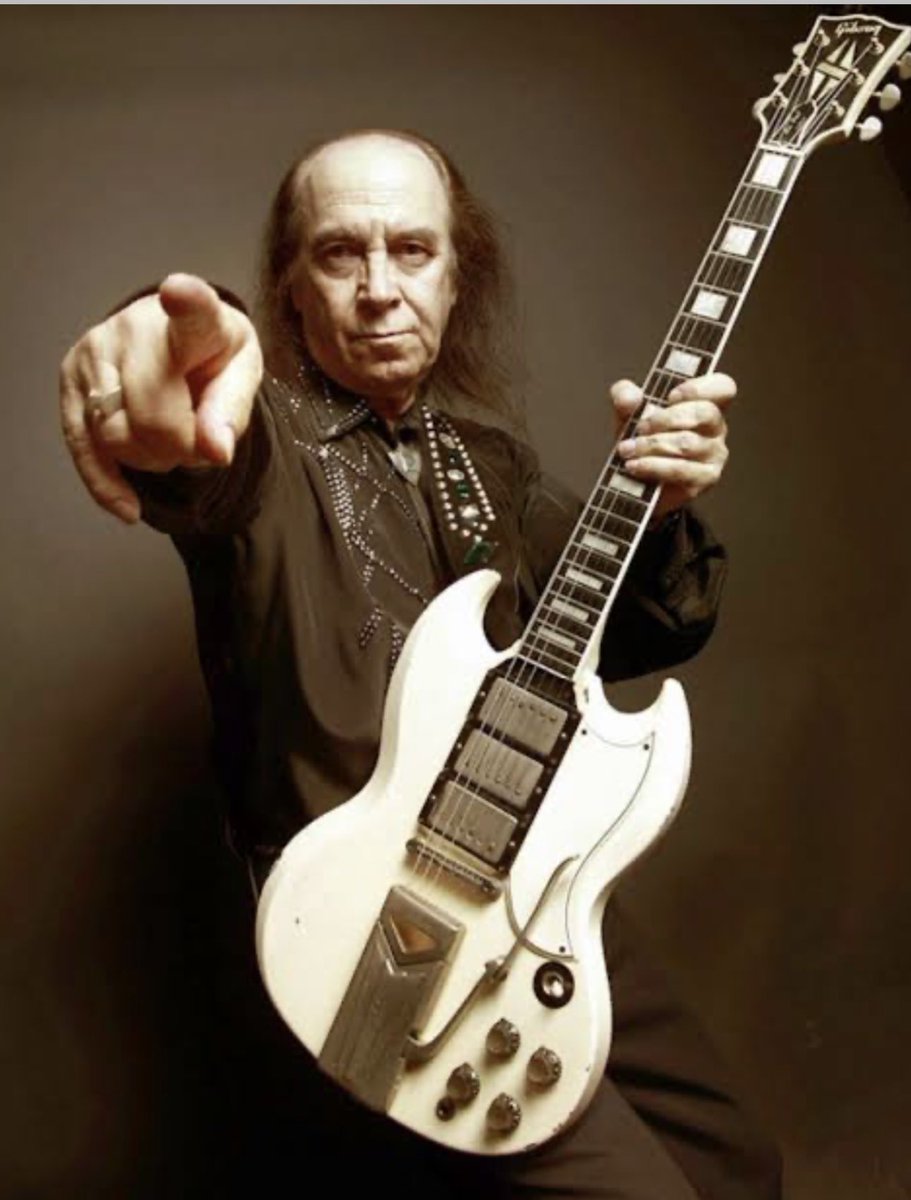 Bir devir daha kapandı..
"Fesuphanallah"
"Çöpçüler"
"Aşkımız bitecek"
"Arap saçı" ve dahası öksüz kaldı...
Işıklar içinde uyu Erkin Baba 🙏😞
#ErkinKoray