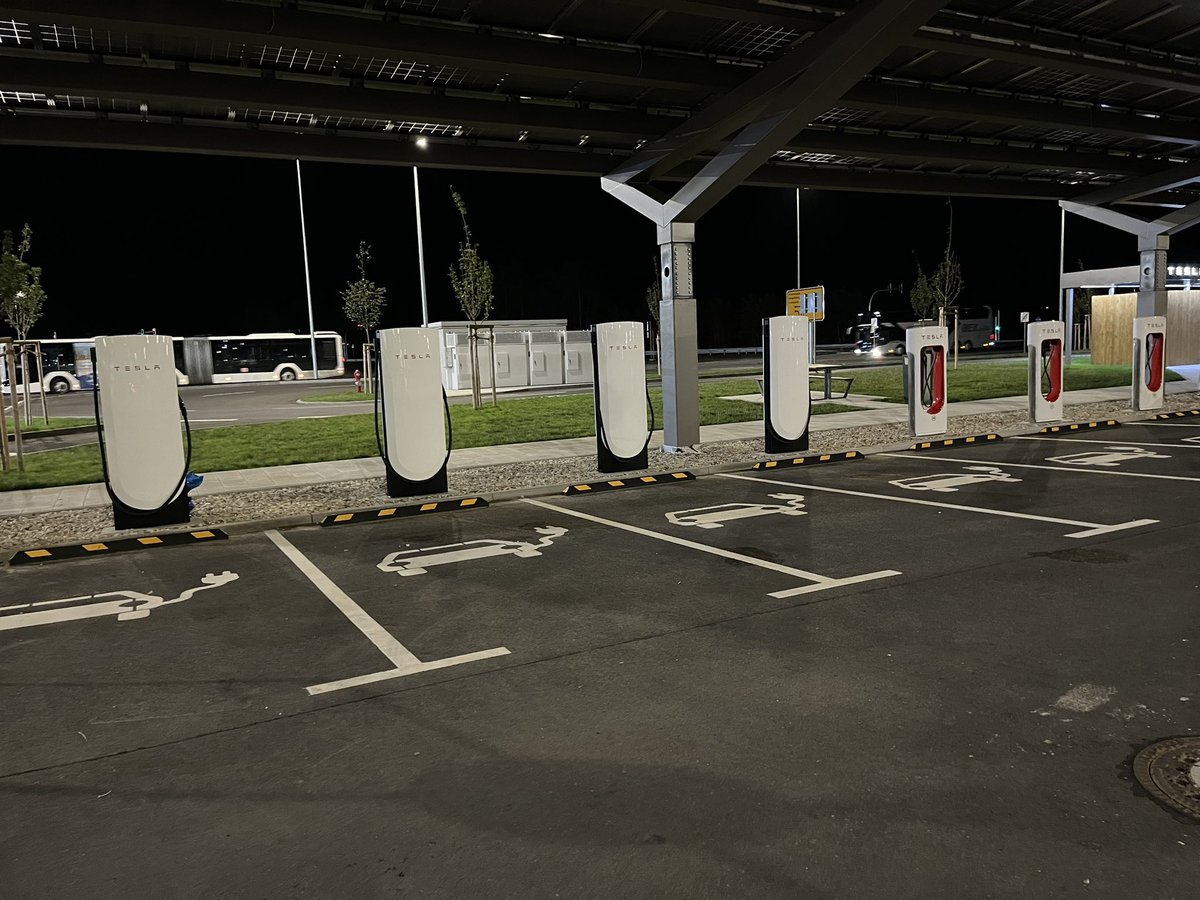 EstherRebers's tweet photo. News:
The beautiful new @tesla V3 #supercharger at Giga4 Berlin, Brandenburg added new V4 superchargers to the chargers! This is the sixth location worldwide with V4 chargers.
They are the new models with the cardreaders.
They also finished a beautiful solarpanel roof.
This is the future of charging!
@teslaeurope #TeslaEurope @superchargefeed @TeslaGermany_ 
📷@EinfachFelyx