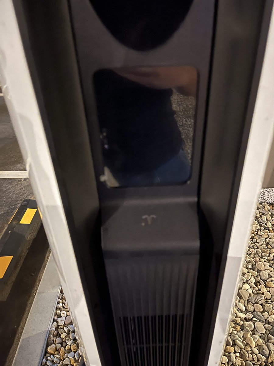 EstherRebers's tweet photo. News:
The beautiful new @tesla V3 #supercharger at Giga4 Berlin, Brandenburg added new V4 superchargers to the chargers! This is the sixth location worldwide with V4 chargers.
They are the new models with the cardreaders.
They also finished a beautiful solarpanel roof.
This is the future of charging!
@teslaeurope #TeslaEurope @superchargefeed @TeslaGermany_ 
📷@EinfachFelyx