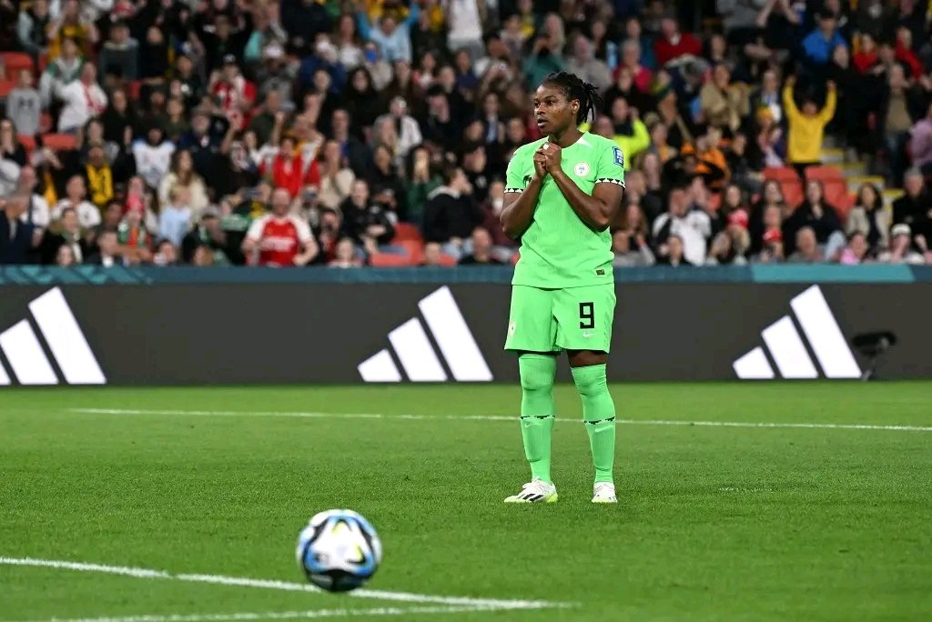 Th_AfricanNomad's tweet image. England's Lionesses conquer Nigeria in a thrilling penalty shootout, despite Lauren James' red card. An electrifying match with impressive resilience shown by both sides! 🦁⚽️🇳🇬👏 #LionessesTriumph #NigeriaVsEngland #IntenseMatch
