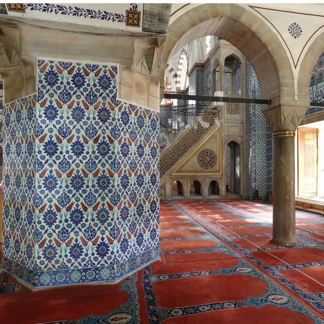 📌 Kanuni Sultan Süleyman'ın kızı Mihrimah Sultan'ın eşi olan Damat Rüstem Paşa için yaptırılan ve adını taşıyan, Mimar Sinan'ın inşa ettiği cami.