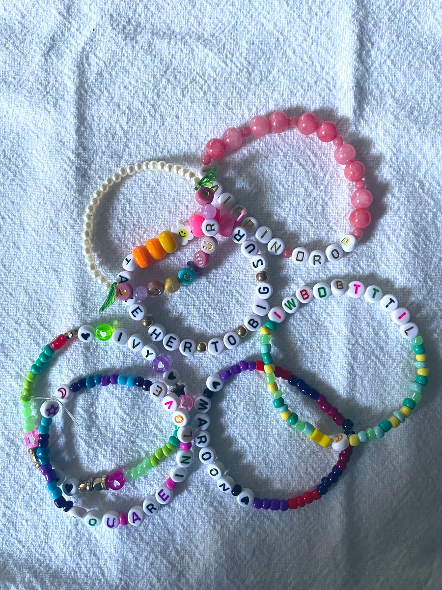 s/o to my sweet wife who couldnt stop making friendship bracelets for our favorite songs, including the daylight outro 💘 BIG s/o to everyone who came up to her and gave her anniversary trip tips and HAIRPIN DROP!!! bracelets. LA night 3 was stunning!