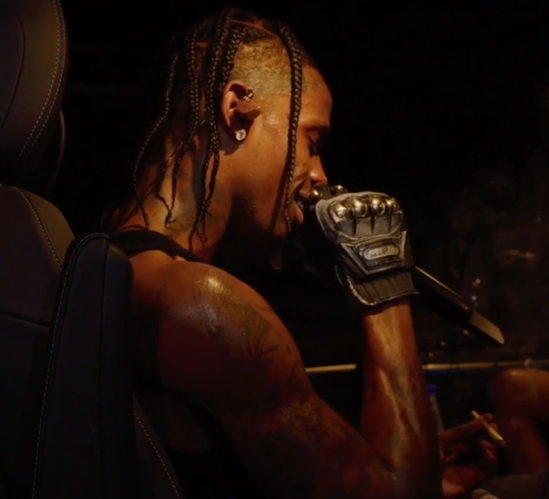 Enquanto os vocais da SZA toca de fundo, Travis Scott está sentado fumando seu dedo de Gorila e fazendo background da voz dela. 

Ainda meteu um sorrisinho canto de boca.