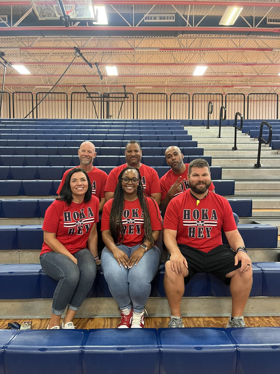 jasmine_boddie's tweet image. How it started V How it’s going !! 
Love our new team members but we’ll never forget the OGs!! ❤️💙 #precovid #missingone