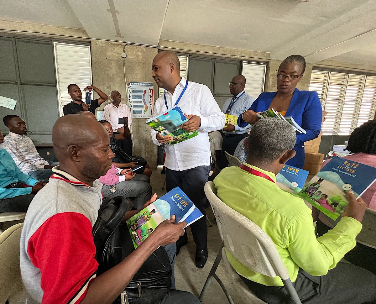 Cap sur la rentrée scolaire du lundi 11 septembre 2023. <a href="/MENFP_Education/">MENFP Education Haiti</a> demare distribisyon #LivInik jodi 7 out 2023. Mwen te kontan diskite ak plizyè direktè lekòl Delma ak Site Solèy ki te prezan nan remiz 12 000 liv nan biwo distri eskolè Delma ki pataje menm lokal ak Lekòl