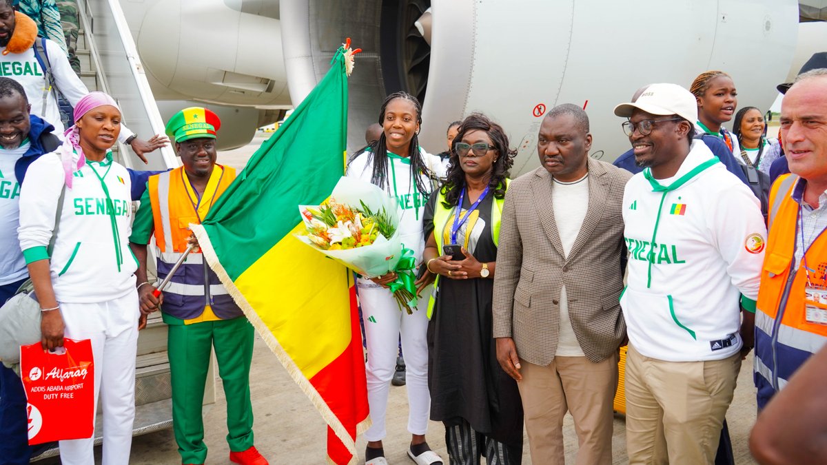 AIBDsa's tweet photo. AIBD SA, sponsor des champions.
#lestempsforts de l'accueil chaleureux de AIBD SA réservé aux Lionnes du Sénégal, Vice-championnes d'Afrique.
#aibdsa #batirlefutur #Senegal #sponsordeschampions #vice-championnes #Afrique #basket https://t.co/XGBkECcqBp