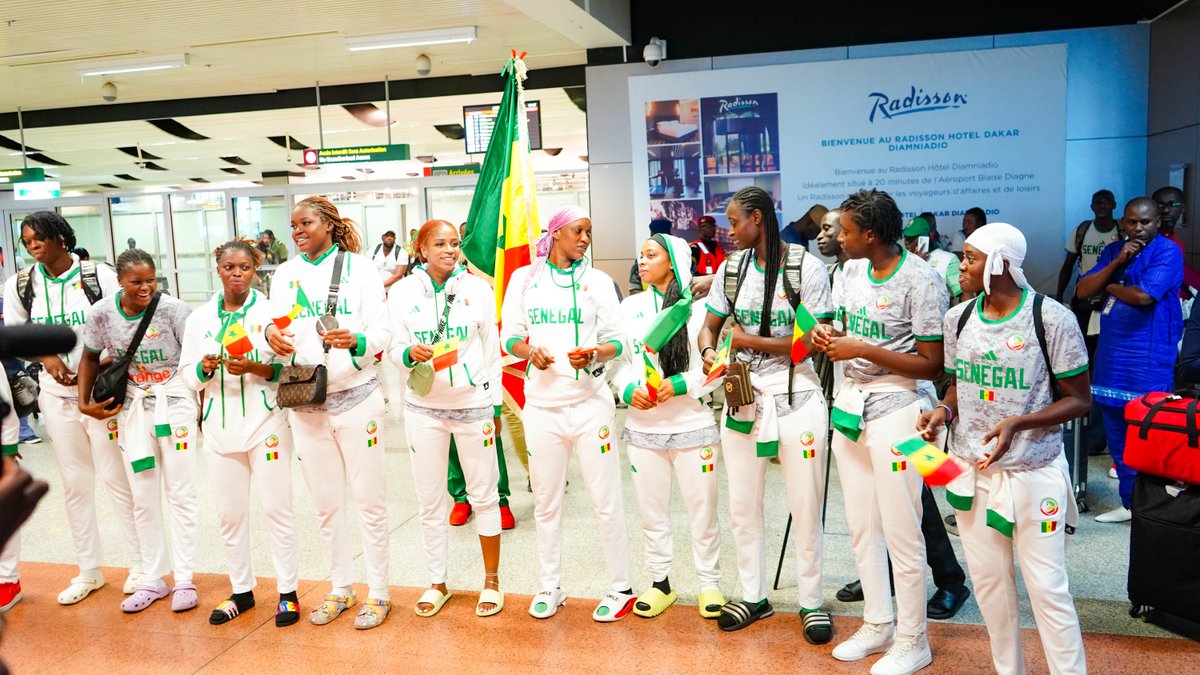 AIBDsa's tweet photo. AIBD SA, sponsor des champions.
#lestempsforts de l'accueil chaleureux de AIBD SA réservé aux Lionnes du Sénégal, Vice-championnes d'Afrique.
#aibdsa #batirlefutur #Senegal #sponsordeschampions #vice-championnes #Afrique #basket https://t.co/XGBkECcqBp