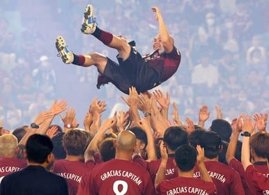 EliArias's tweet photo. Andrés Iniesta no jugará con Messi en el Inter Miami. Ha sido contratado por el Emirates Club FC de Emiratos Árabes Unidos hasta junio de 2024, con opción a un año más. https://t.co/3TZ8aUWl3f