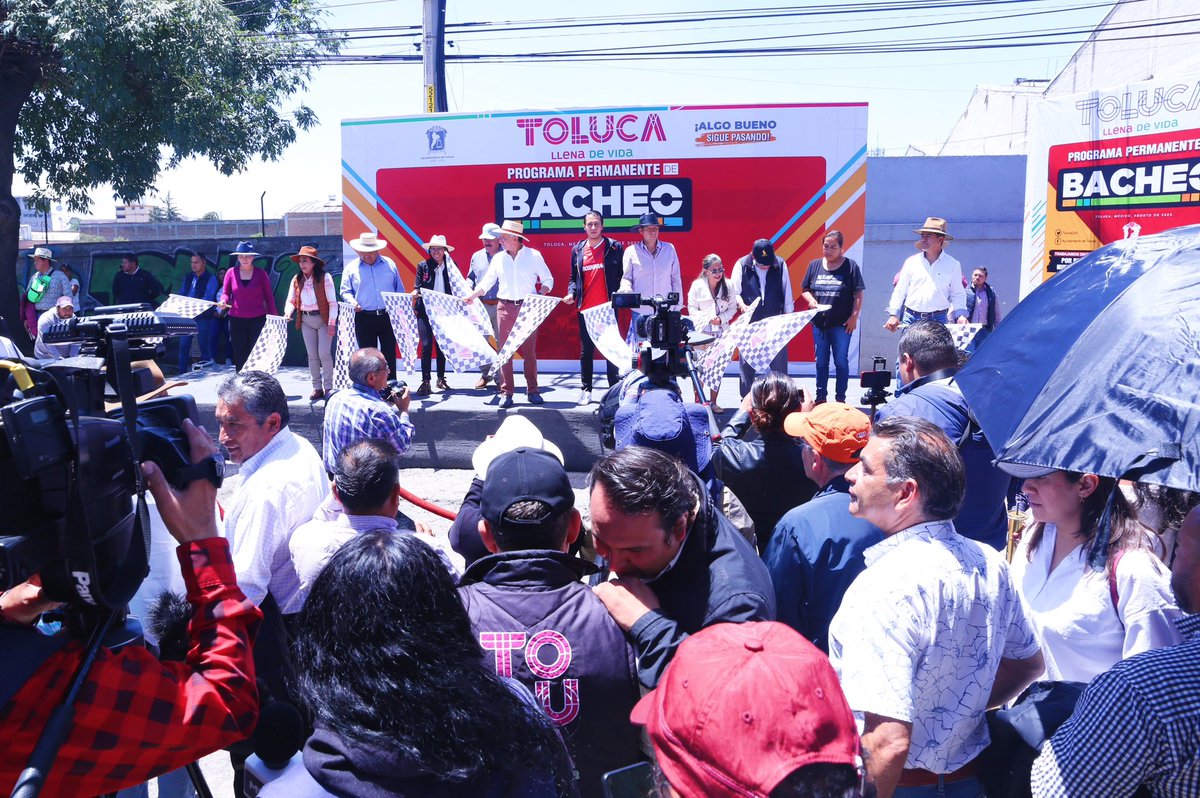 RaymundoMC's tweet photo. Comenzamos la semana dando el banderazo de inicio a la segunda fase del programa de bacheo en la calle 1° de Mayo en la Colonia Independencia. También, revisamos los trabajos en la calle 12 de Mayo en el Seminario 2 de Marzo y la Calle 5 de Mayo en San Lorenzo Tepaltitlán para garantizar que el bacheo se realiza de acuerdo con los estándares de calidad.

Continuaremos avanzando en el bacheo y la rehabilitación de nuestras calles para mejorar la movilidad de los ciudadanos de nuestra #TolucaLlenaDeVida.