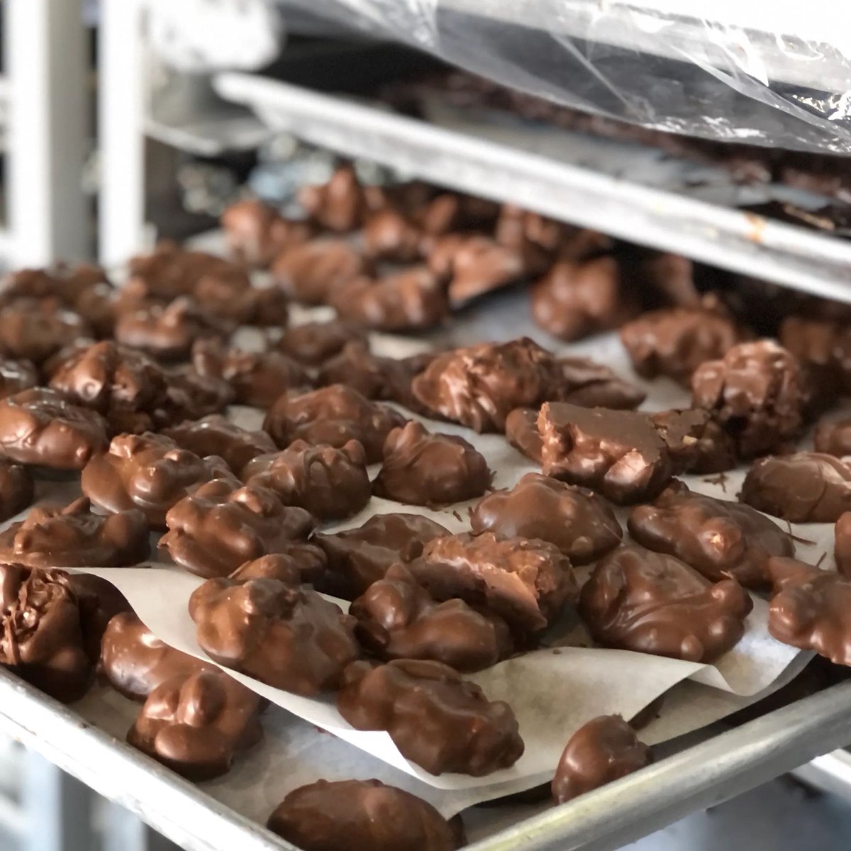 DeitersChoc's tweet image. Indulge in the best of both worlds with our variety of delicious chocolates and nut clusters. 🍫 #chocolateheaven #nutlovers