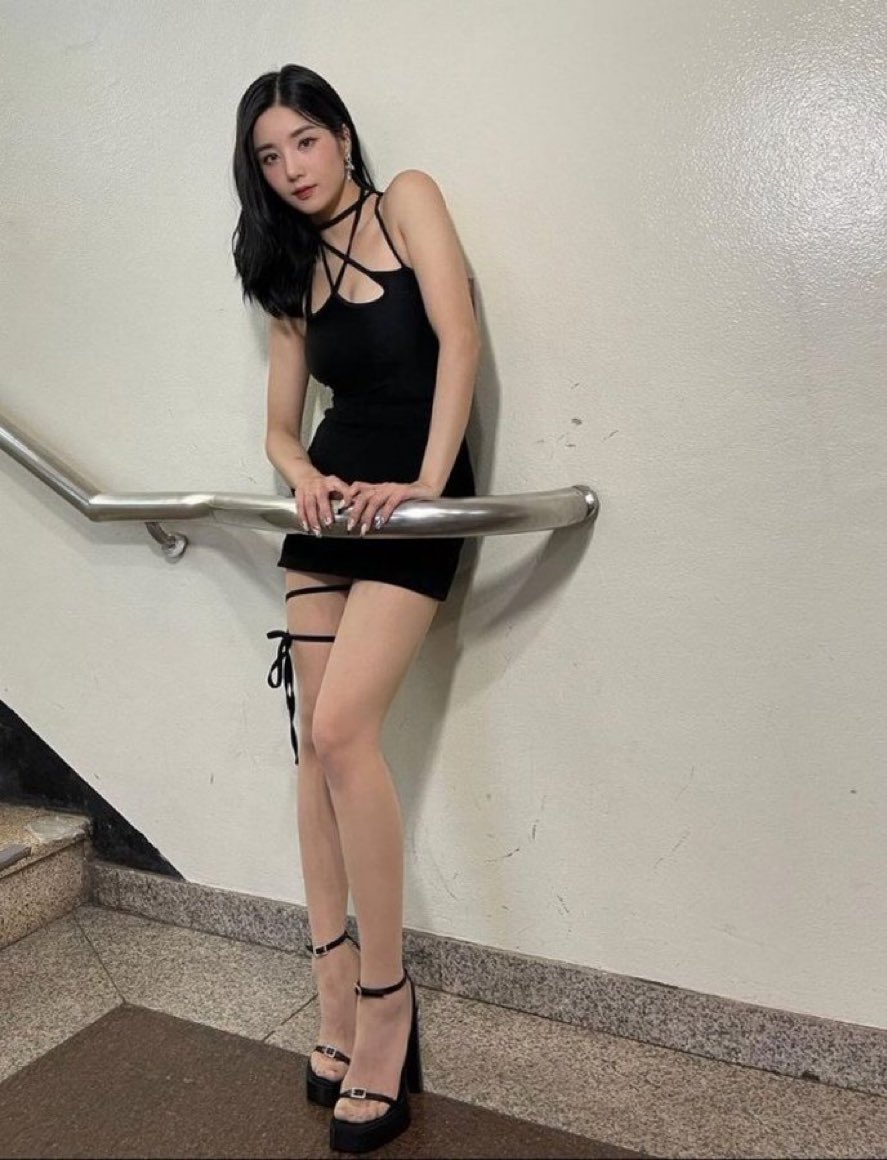 i3yves's tweet photo. what was she trying to accomplish here https://t.co/F2jjor996l
