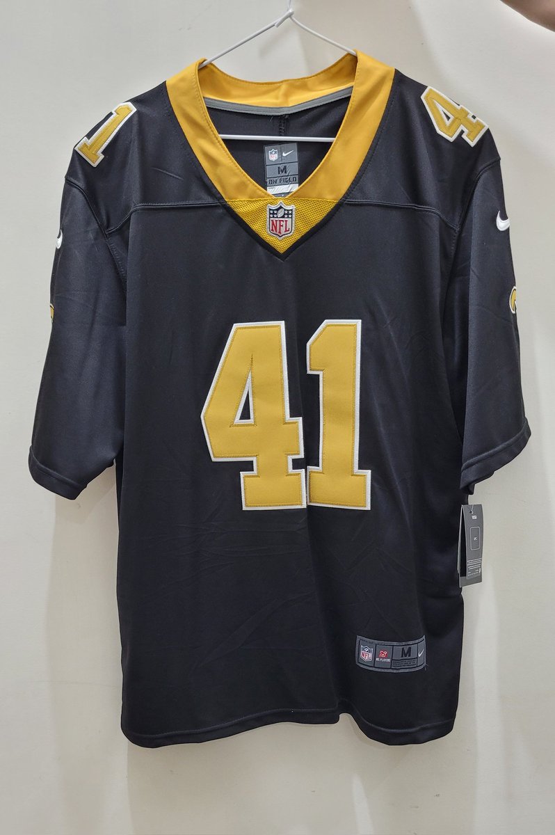 izzy_nm's tweet photo. Galerinha, temporada oficialmente chegando e se você ainda não tem aquela peita dahora pra assistir os jogos, essa é sua oportunidade! Comprei essa jersey do Kamara mas ela ficou absurdamente grande em mim. Ela é M mas acredito que vista G facinho. 

(Mais infos abaixo 👇) https://t.co/a8fwrDvEeN