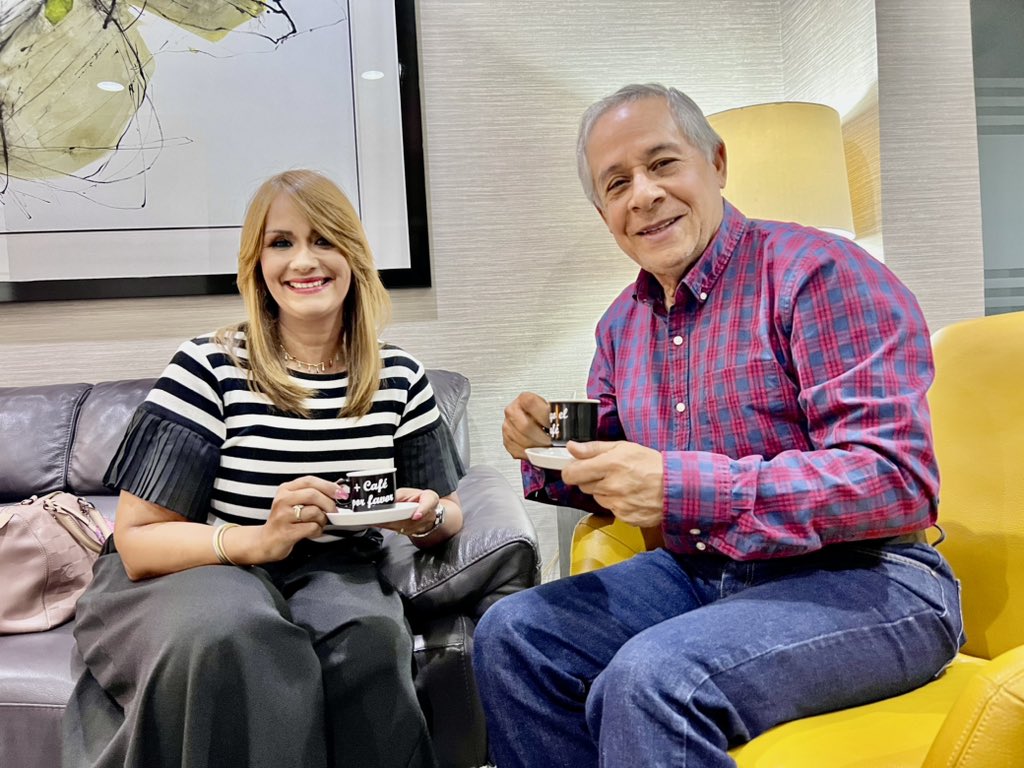 SalcedoGRoberto's tweet photo. Hoy compartí un especial café, con mi querida amiga Laura Caminero, y además me trajo mi café con sabor a vainilla y mi juego de tazas. Laura es genial. Abrazo! https://t.co/9T2OHOp81C