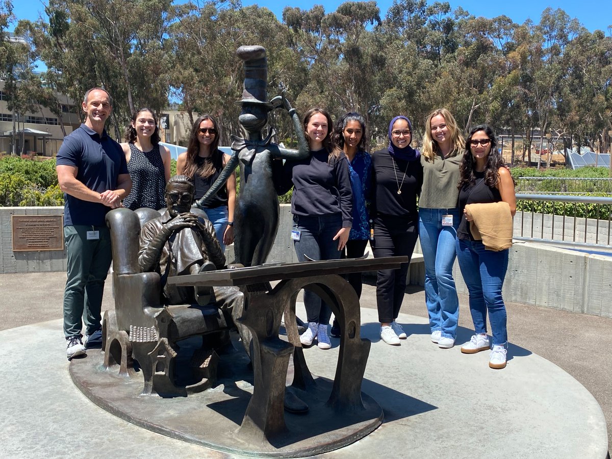 [Sara(h)]x2 visiting the lab: @Sara_SShama (3rd from right) on TEP fellowship and @snyquist2 (2nd from left) to work on project with @JMartinCarli, @AJ_Twigger & @GoodsBrittany. - All amazing people!! (and The Cat in the Hat, of course!)