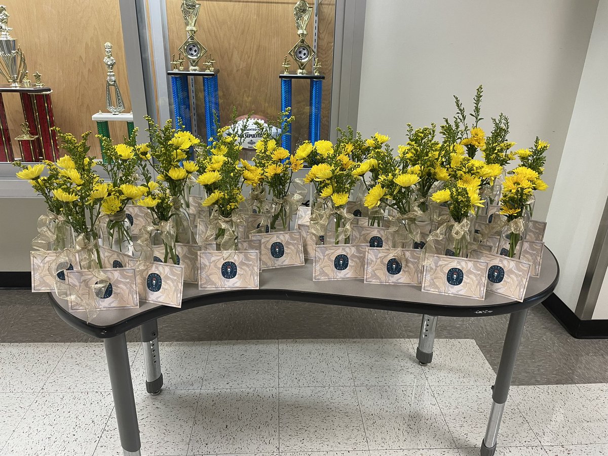 1124missliz's tweet photo. After taking our school pics today, we received these beautiful flower arrangements from #VictoriousRose Nice surprise gift of appreciation for our staff! #LoveAndLight @STAGinPG @dallasschools @TeamDallasISD #PDDay1 #owlpride #WeAreReady #LevelUp #wingswideowlpride 💛🌼☺️🦉 https://t.co/r57eBYfYhn