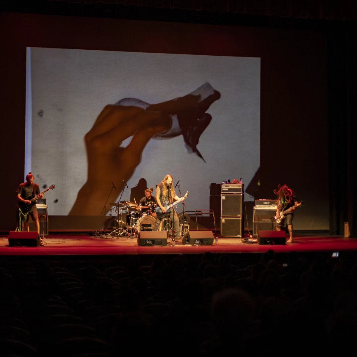 VinetasCoruna's tweet photo. 🎵✏️Hongo comezou a súa nova xira no @TColonCoruna cun singular concerto, no que se uniron a música do grupo de metal e a ilustración en vivo de Paz Rodríguez, Luis Yang e Julia Abalde.
Un xeito distinto de rematar a 1ª xornada de #Viñetasdesdeoatlantico2023.
Grazas @AutobanBD😉! https://t.co/vJtLpeTTjp