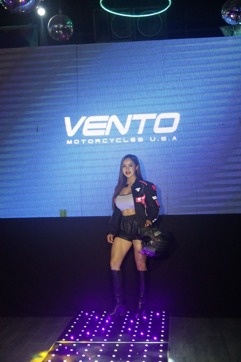 SIMM_Mexico's tweet photo. #VentoMotos nos invitó a la presentación de su nuevo sistema de tecnología #VENTEC. Un Centro de Comando que conecta tu motocicleta y con la nueva línea de cascos VenTec. Sin quitar las manos del manubrio, podrás controlar todo tu entorno digital. https://t.co/AzoD28bKou https://t.co/r7eEqF1Hol