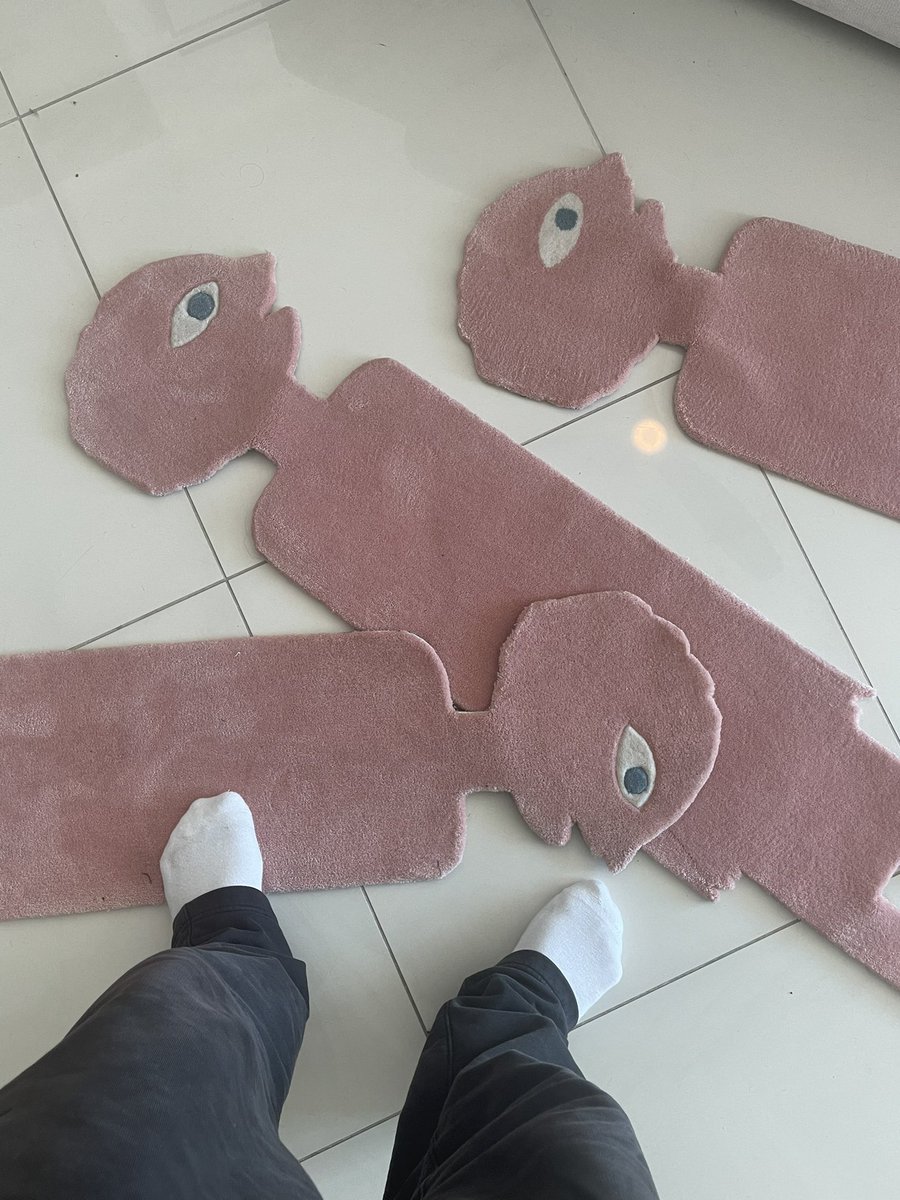 slumpykev's tweet photo. 20ft vs 6ft prismo rugs 🏡 https://t.co/Ya8AR9aK8q