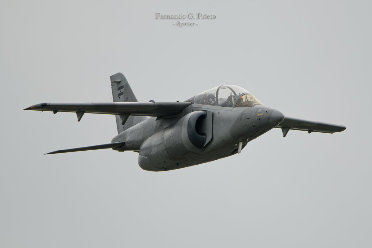 Pasando bajo y veloz... 😲🛩️😎💪
IA-63 Pampa II @FuerzaAerea_Arg 📷🇦🇷
#argentinavuela2023 
#avgeek #aviacionmilitar #aviation #MilitaryAviation