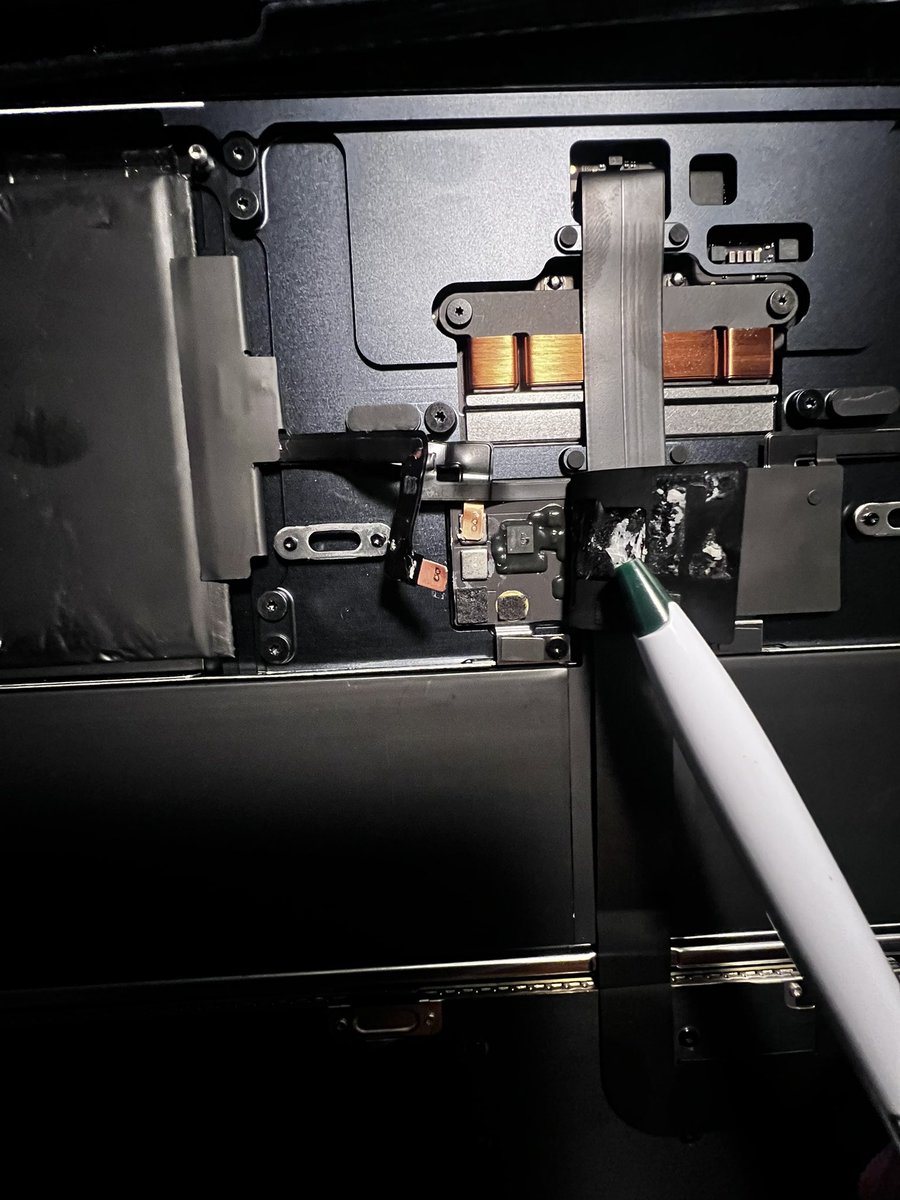 Mecool1's tweet photo. @ZacksJerryRig had the worst week of my year so far.  My new M2 air fell off a balcony and the screen is dead. I can still use it but this battery pouch connection point is off. Can I just  solder it? https://t.co/AIQhXfmrKC