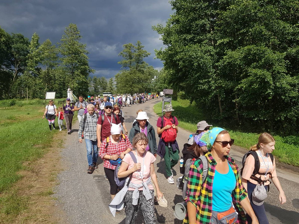 Pawel_Salek's tweet image. Dziś z #Maków @lodzkiePL dołączyłem do Pielgrzymki Łowickie.
Krajobraz, małe i większe miejscowości mijane po drodze, entuzjazm pierwszych dni - kto pielgrzymował choć raz, ten wie. Pierwszego dnia odcisków jeszcze brak ;)
#ŁPPM #NaJasnąGórę #15sierpnia