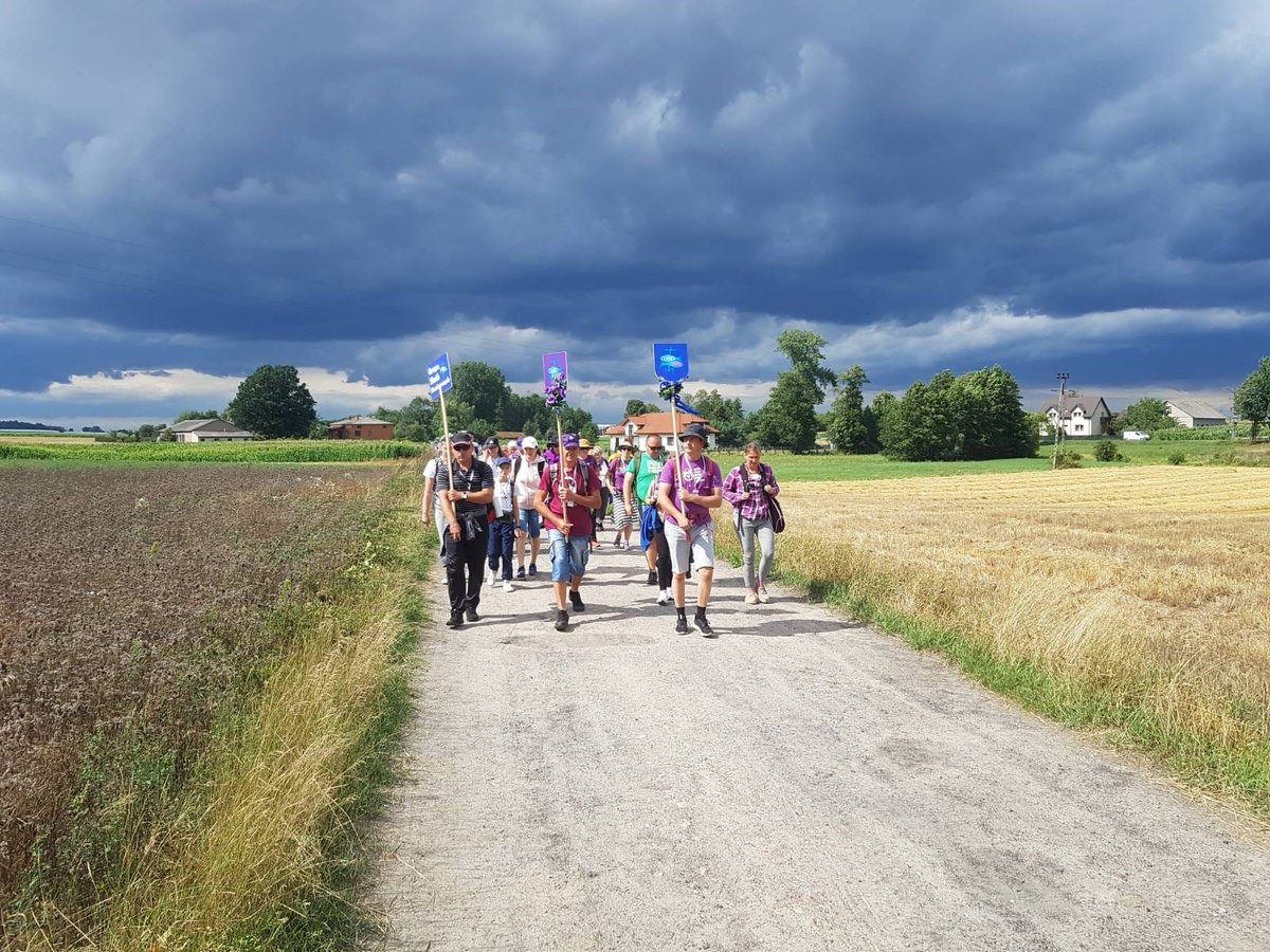 Pawel_Salek's tweet image. Dziś z #Maków @lodzkiePL dołączyłem do Pielgrzymki Łowickie.
Krajobraz, małe i większe miejscowości mijane po drodze, entuzjazm pierwszych dni - kto pielgrzymował choć raz, ten wie. Pierwszego dnia odcisków jeszcze brak ;)
#ŁPPM #NaJasnąGórę #15sierpnia