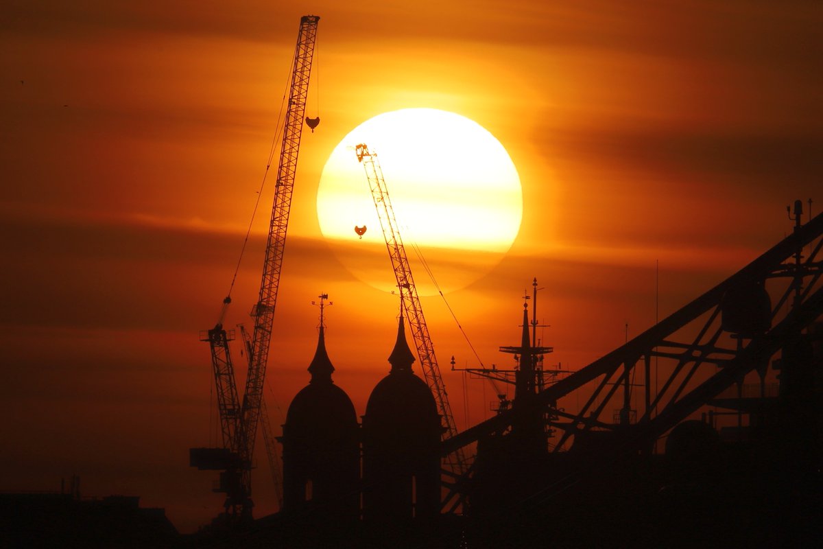 Setting sun over Cannon Street railway station, City of London. 07-Aug-2023, IMG_1118. Taken using LCD panel (liveview), not looking through optical viewfinder to save my eyes bryan-jones.com #london #cannonstreet #sunset #balloffire #redsky #cranes #silhouette #nofilter