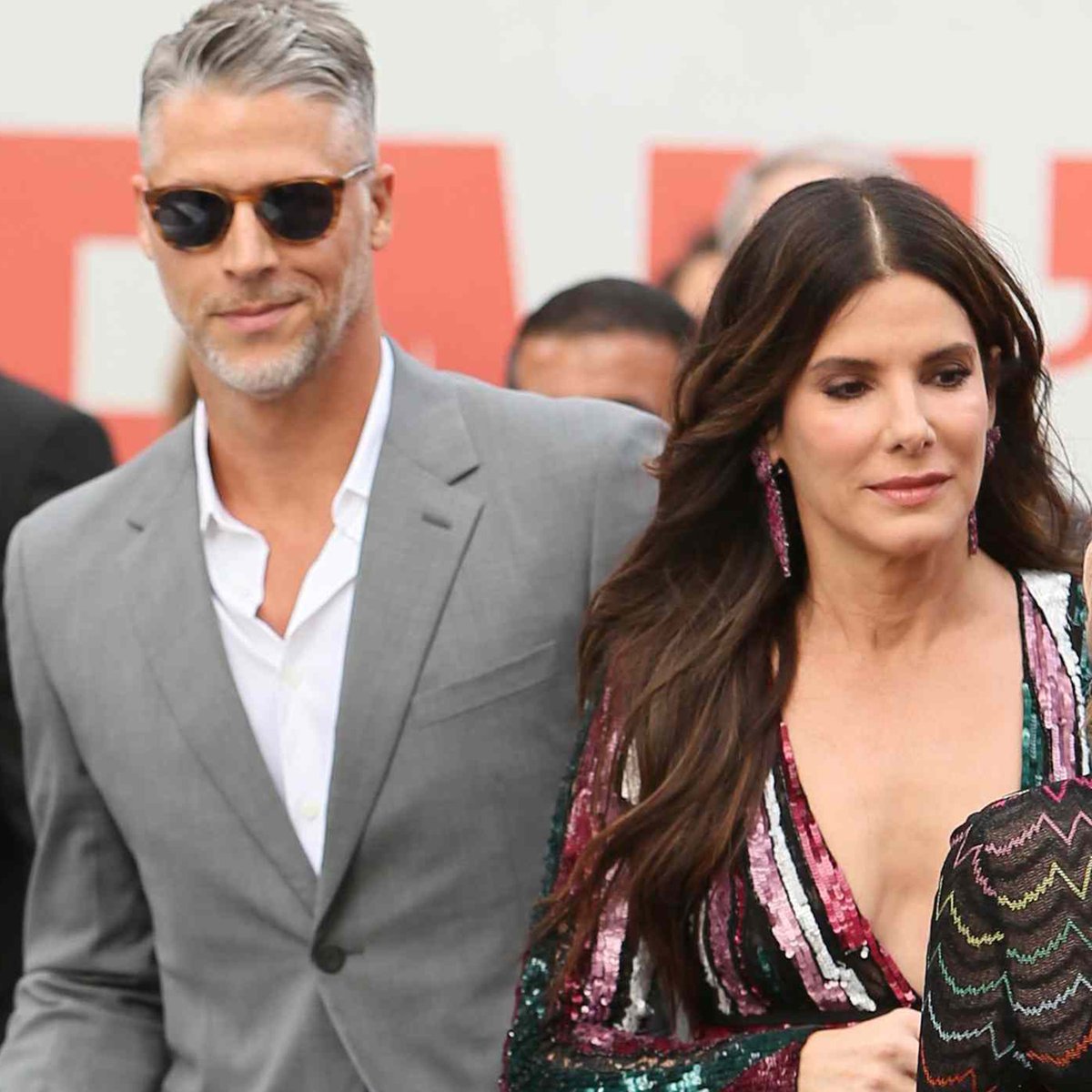 cele_post's tweet photo. Saddening News: Sandra Bullock's heart and the creative eye behind the lens, Bryan Randall, has passed away at 57 after a discreet 3-year battle with ALS. A love story and a fight bravely faced. Sending strength and love to Sandra and all who knew Bryan.  #BryanRandall #ALS #RIP https://t.co/s8GusBWtv9