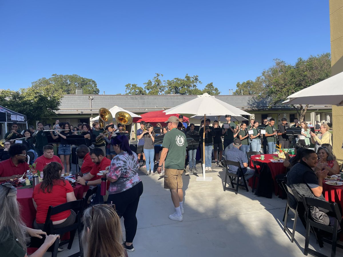 PaloAltoUnified's tweet photo. Special thanks to our student musicians and their teachers for making our staff kickoff a success.  #PAUSDPromise https://t.co/0GMbXuQs6m