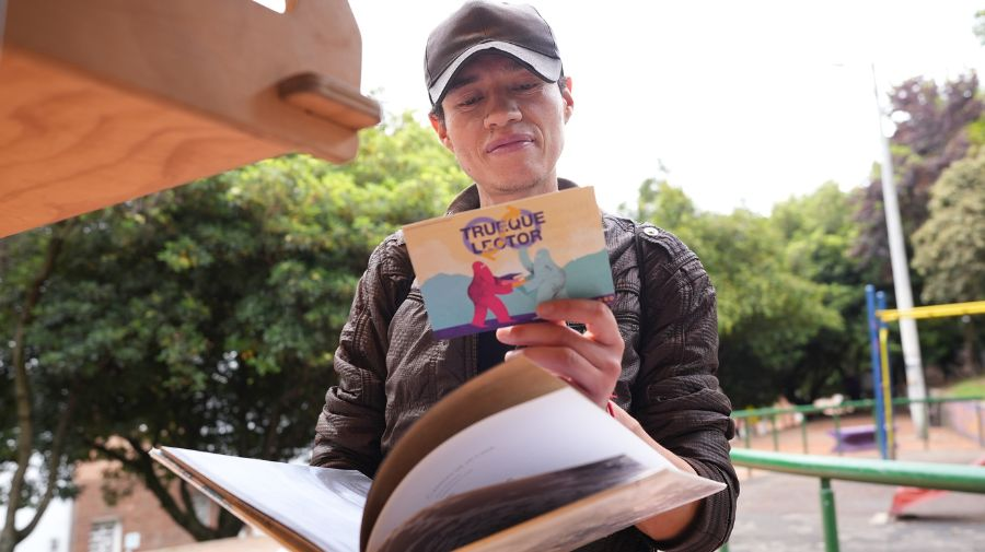 BibloRedBogota's tweet photo. 📚 ¡Nuevas fechas del #TruequeLector de BibloRed! El BibloMóvil y las Bibliotecas Itinerantes visitarán más localidades de Bogotá 🫱🏻‍🫲🏼, aquí la programación https://t.co/VkyamjF95E

#LEOBogotá https://t.co/qdYIXJKxEA