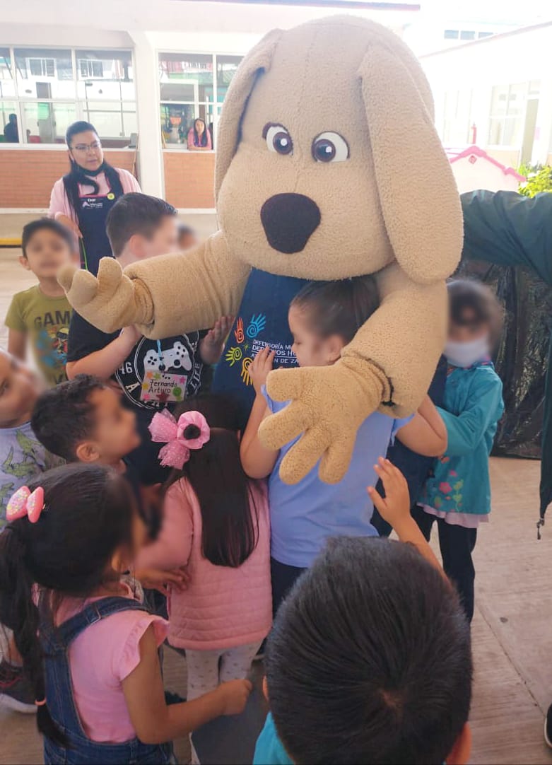 DianaStephanyLG's tweet photo. ¡En #AtizapánDeZaragoza seguimos impulsando la #CulturaDePaz desde temprana edad! Junto con Justino🐶 visitamos a nuestros #humanitos del Curso de verano del DIF para sembrar la semilla de los #DerechosHumanos, los #valores y la #NoDiscriminación
#AtizapánProtegiendoTusDerechos https://t.co/OxphXKvR0l