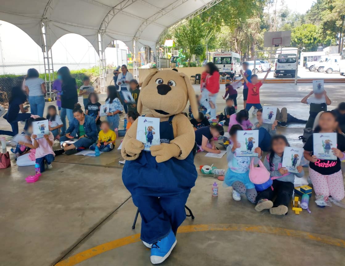DianaStephanyLG's tweet photo. ¡En #AtizapánDeZaragoza seguimos impulsando la #CulturaDePaz desde temprana edad! Junto con Justino🐶 visitamos a nuestros #humanitos del Curso de verano del DIF para sembrar la semilla de los #DerechosHumanos, los #valores y la #NoDiscriminación
#AtizapánProtegiendoTusDerechos https://t.co/OxphXKvR0l