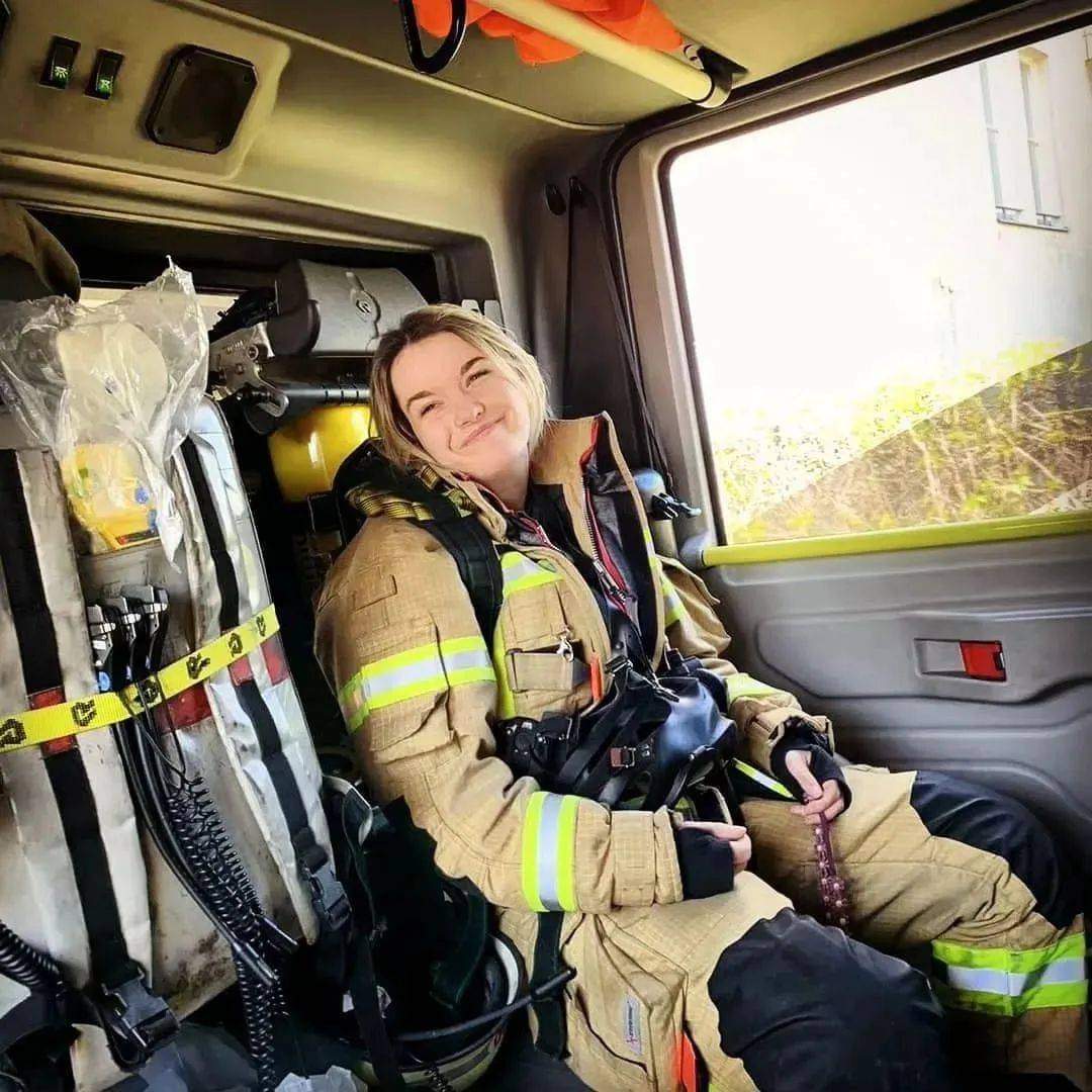firefighterx4's tweet photo. Fire Queen 😍 https://t.co/j1DoKnL4aj