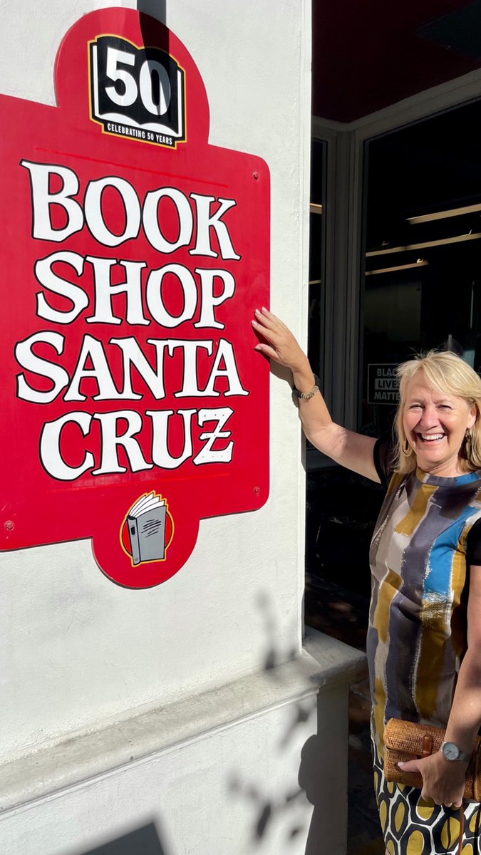 JeanneWHarvey's tweet image. Such fun to walk into @BookshopSC and see our BOATS ON THE BAY #boardbook⛵️🚤⛴️in a prime display! Thank you! ❤️ @ABRAMSbooks @EastWestLit
