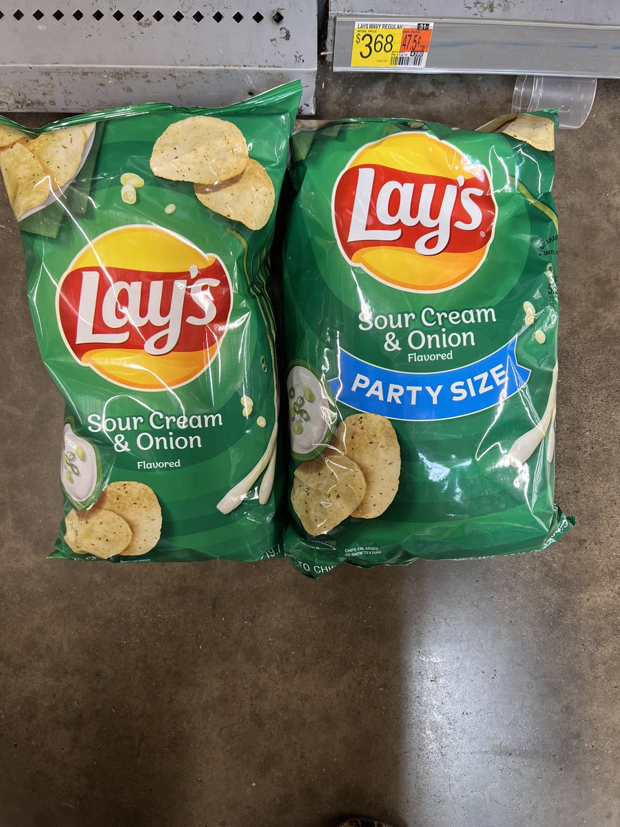 KeeJaex3's tweet image. @LAYS we gotta talk because what in the same size scam is this 🤨🤔 and the air lines measured up too #lays #chipscam