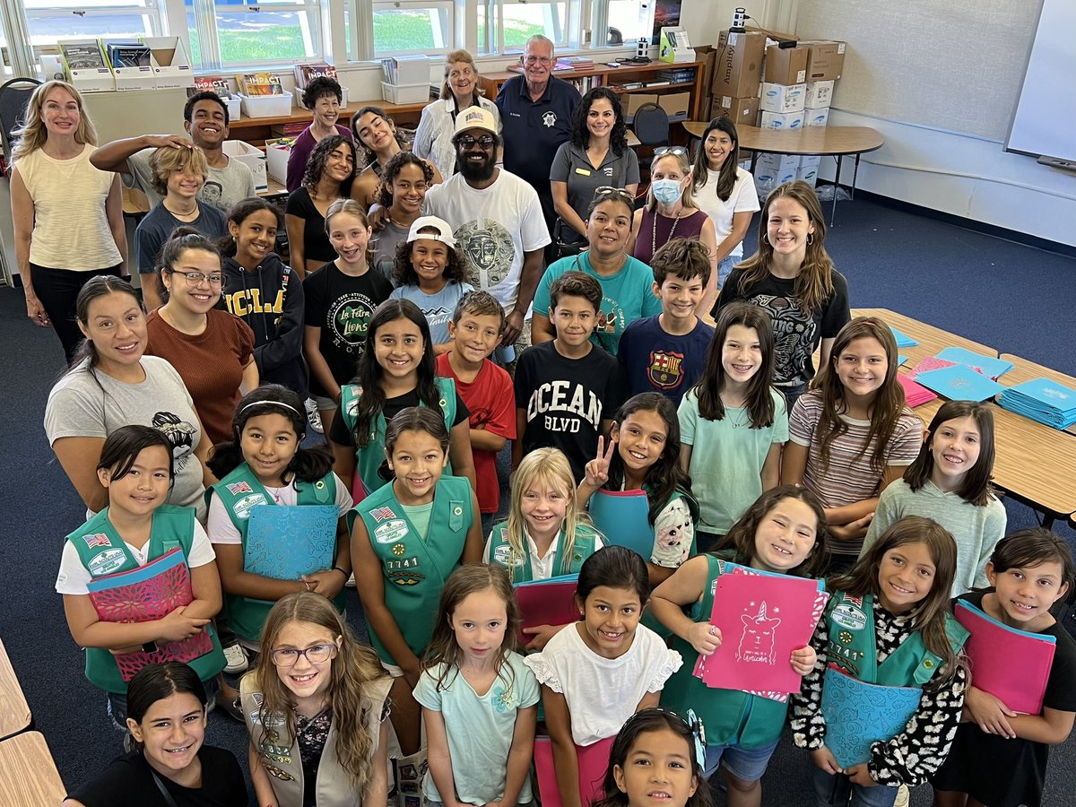 GlendoraUnified's tweet photo. Thank you to all our wonderful volunteers who helped us pack backpacks to distribute to GUSD students in need. A HUGE shout out to Mr. Osborne for his efforts in this campaign!  #bethebestFORtheworld #communityengagement https://t.co/CVRI9sfyg4