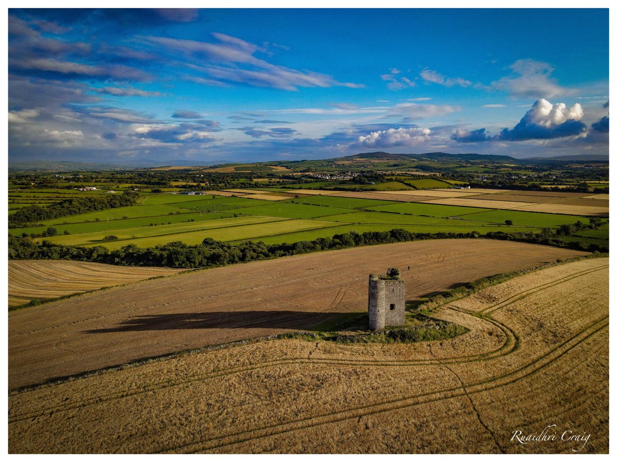 Toursofderry's tweet image. Sitting not far from Newtowncunningham in county Donegal sits one of our many ancient Gems that is Burt Castle! The traditional stronghold of O Doherty clan in inishowen which dates back to the 16th century...  
If stones could speak....
#toursofderry #burtcastle #visitdonegal