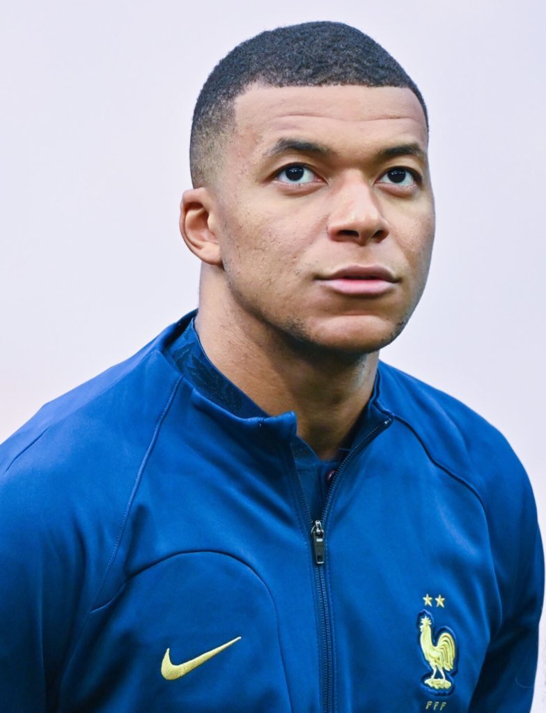 ActuFoot_'s tweet photo. 🚨 Le PSG veut bâtir une équipe sans Kylian Mbappé.

Il ne fait plus partie des plans du club. ❌

Les dirigeants parisiens se disent déterminés et prêts à ne plus le faire jouer.

Ils laissent planer au-dessus de Kylian Mbappé 𝗹𝗮 𝗺𝗲𝗻𝗮𝗰𝗲 𝗱’𝘂𝗻𝗲 𝘀𝗮𝗶𝘀𝗼𝗻 𝗯𝗹𝗮𝗻𝗰𝗵𝗲, et qu’importe s’il y a l’Euro et les JO pour lui à la fin de la saison.

🗞️ @lequipe