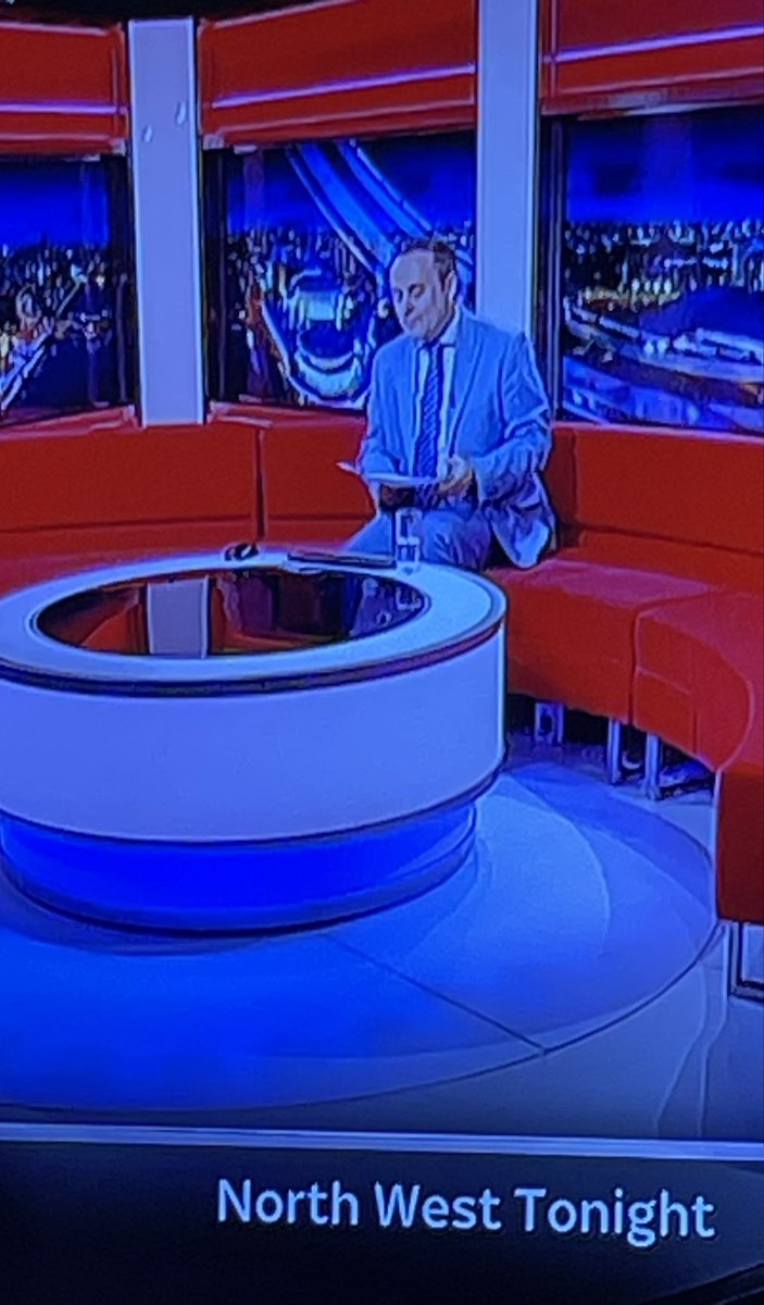 JCSGray's tweet photo. Anyone else notice the north west to night backdrop. @BBCNWT https://t.co/fCOjIjbtEc