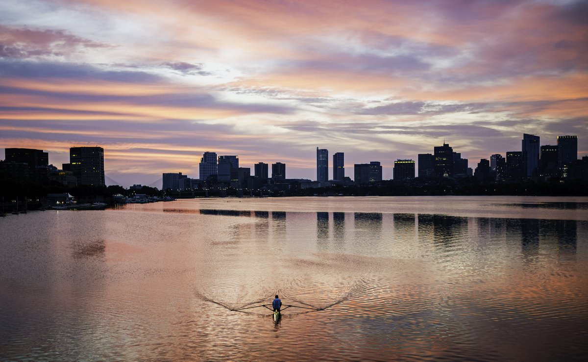 I photographed this morning's colorful #Boston sunrise. If you blinked you missed it. The colors changed considerably in a span of 2 min. Thankfully, photographically-speaking, this rower arrived. . The colors faded to dull shortly thereafter. @NBC10Boston photo by Mark Garfinkel