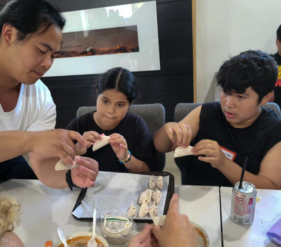 NAMB_SBC's tweet photo. The youth group at LA City Baptist Church is made mostly of students who have little-to-no experience with the gospel.

Our #GenSend missionaries helped @sendlosangeles missionary Min Lee minister to these kids by making dumplings &amp; having one-on-one discipleship conversations. https://t.co/pJGjvqRZr0