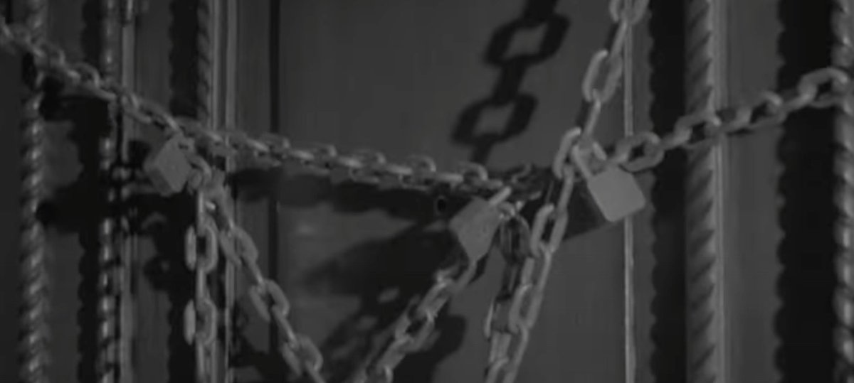 Los encierros cansan, aburren, molestan. Así empieza EL APARTAMENTO, a puertas cerradas, con una víctima del tedio que puede ser cualquiera de nosotros, y que nos recuerda esa casa-cárcel que todos habitamos hace poco tiempo atrás. Estamos ante una apuesta jugada y difícil.