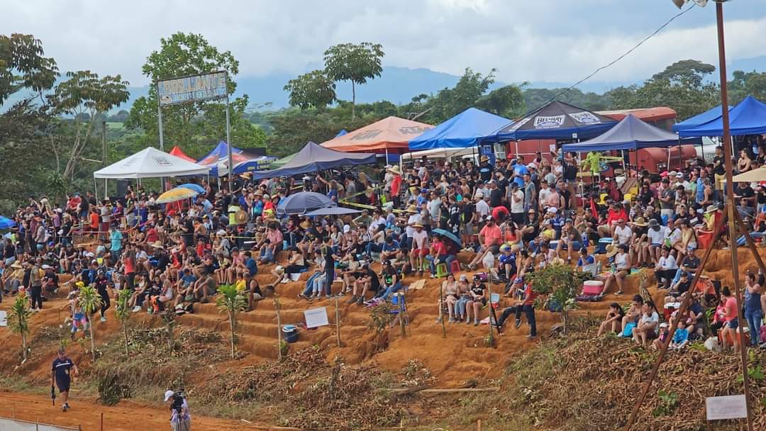 AhoraNoticias14's tweet photo. La legendaria Pistas Las Lagunas fue nuevamente sede del motocross nacional #pzahora #PérezZeledón 

Más información aquí: https://t.co/37xM0SKFoY https://t.co/HSairqTiIm