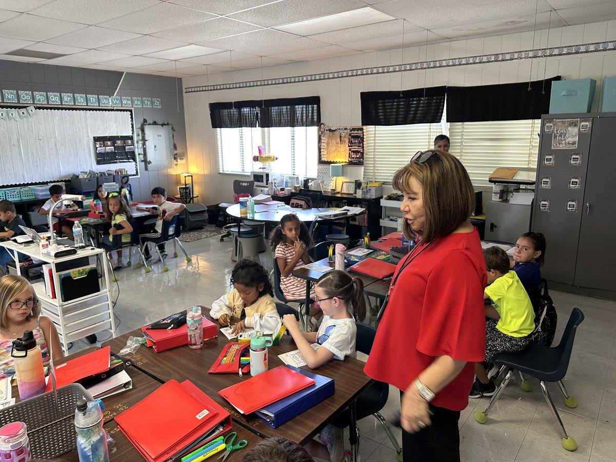 Al_Garcia_EPISD's tweet photo. Great things Happening on the first day of school.  Can’t wait to see what happens from here on! Thank you Mrs. Spivey and team.  Kids actively engaged in every class.
#itstartswithus 
@ELPASO_ISD https://t.co/mveoYKWheq