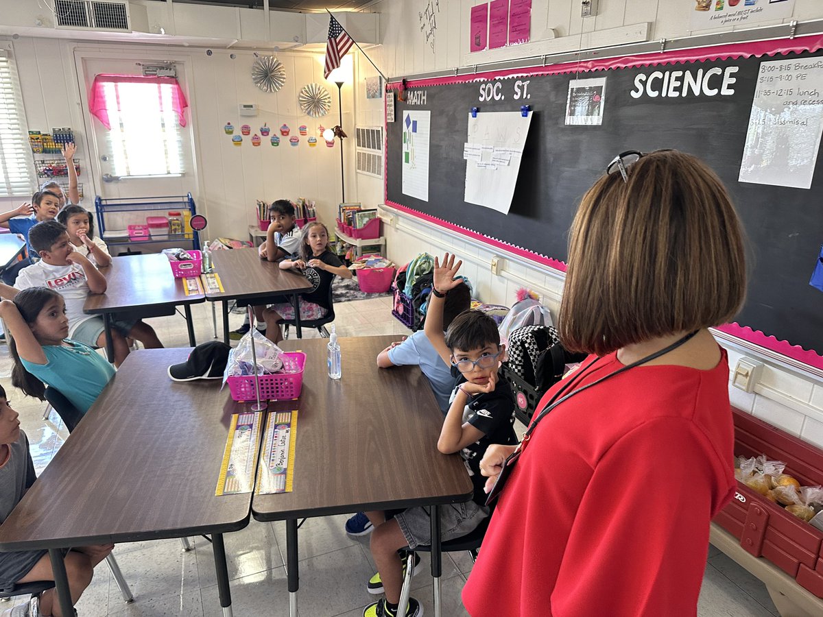 Al_Garcia_EPISD's tweet photo. Great things Happening on the first day of school.  Can’t wait to see what happens from here on! Thank you Mrs. Spivey and team.  Kids actively engaged in every class.
#itstartswithus 
@ELPASO_ISD https://t.co/mveoYKWheq