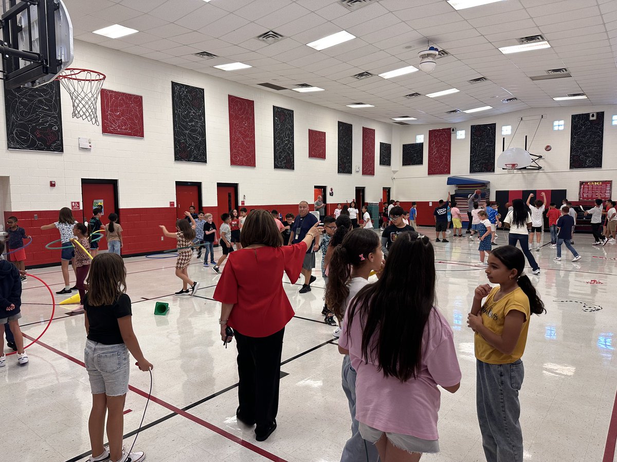 Al_Garcia_EPISD's tweet photo. Great things Happening on the first day of school.  Can’t wait to see what happens from here on! Thank you Mrs. Spivey and team.  Kids actively engaged in every class.
#itstartswithus 
@ELPASO_ISD https://t.co/mveoYKWheq
