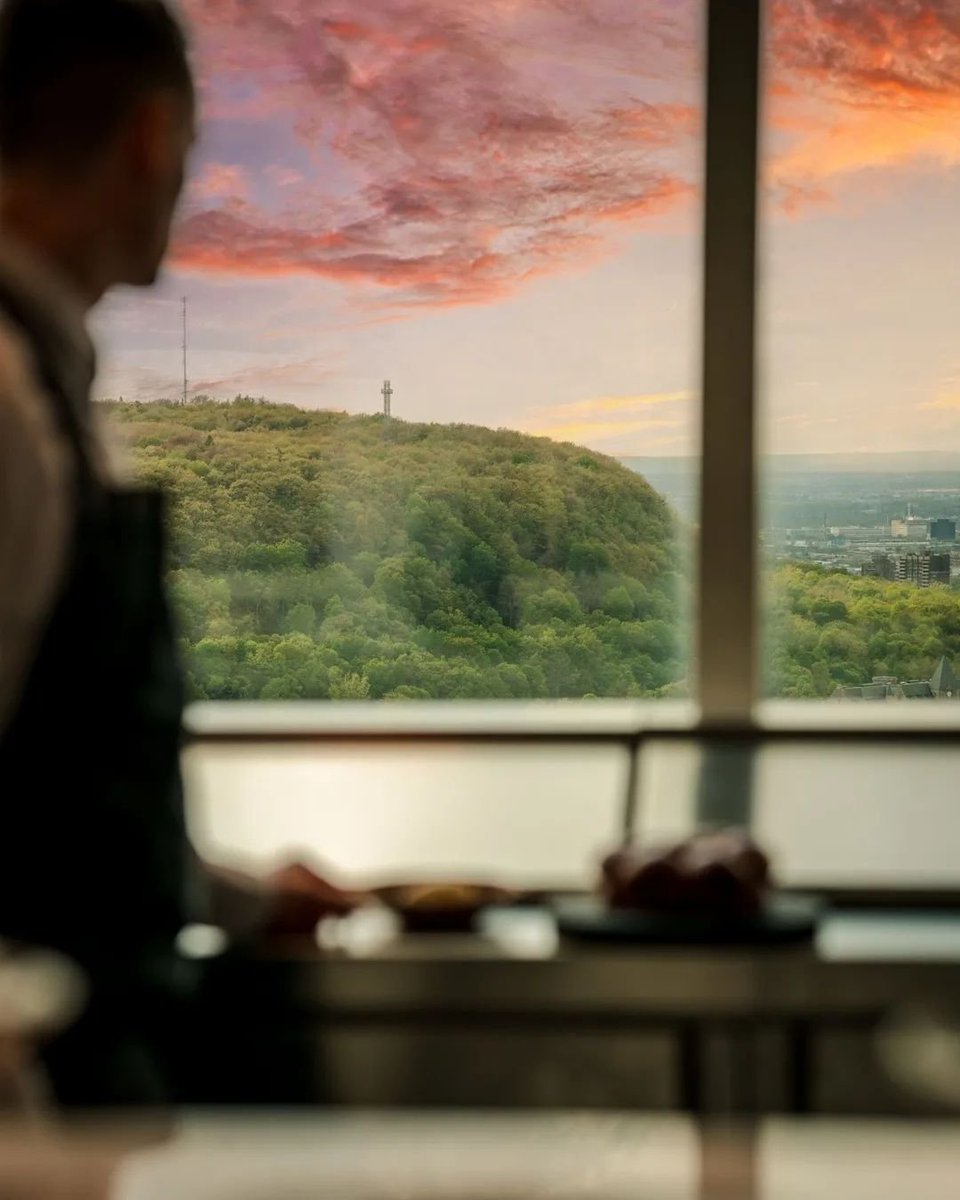 Montreal's tweet photo. The views from one of Montréal's newest restaurants 🧡💛

📍 Hiatus Restaurant et Bar 
📷 IG alexlesage__ #montreal https://t.co/RV0pREoU4M