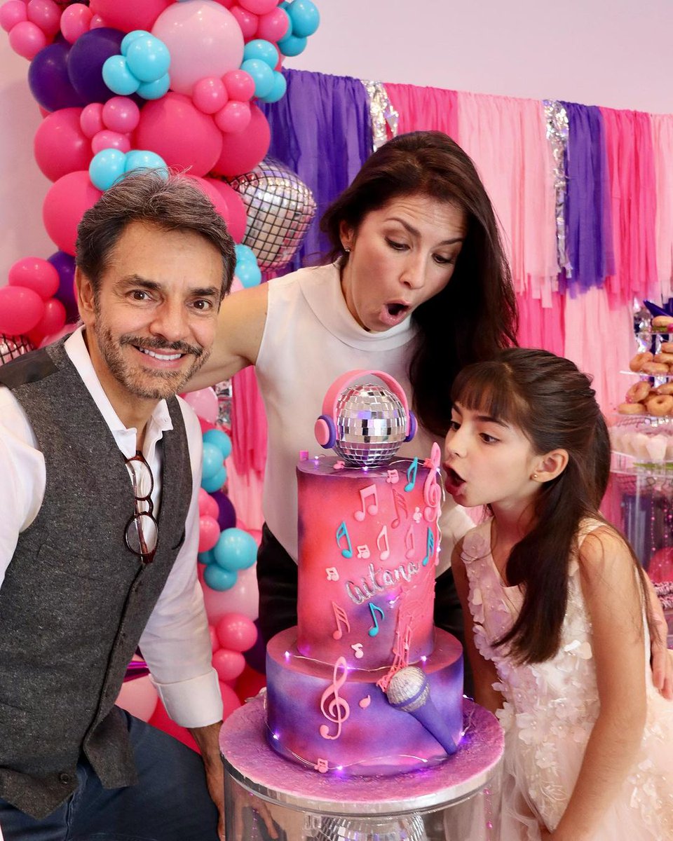 ElGordoyLaFlaca's tweet image. Así festejaron la familia #Derbez el cumpleaños de la pequeña Aitana. 🎂 🎊 
¡Felicidades! 🎉 

📸 alexrosaldo